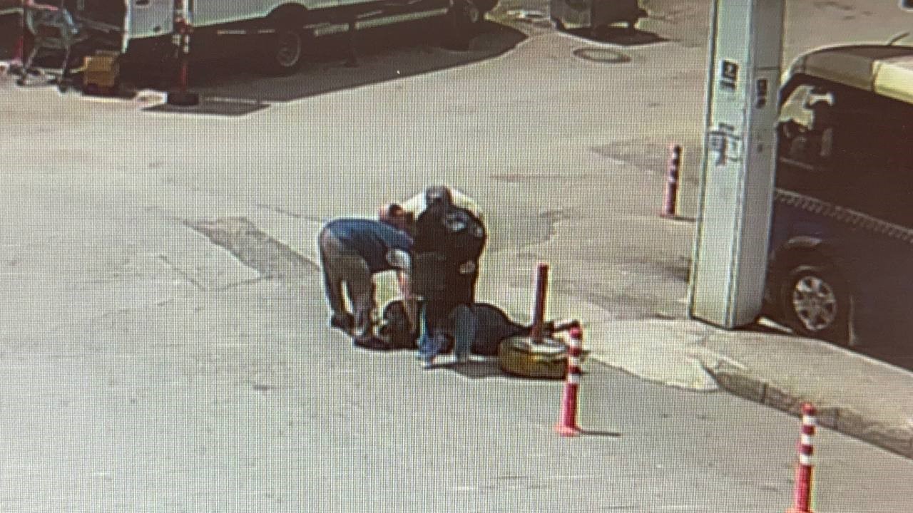 KARABÜK’TE ARAÇ PARKINI ENGELLEMEK İÇİN KONULAN DUBAYA AYAĞI TAKILARAK DÜŞÜP