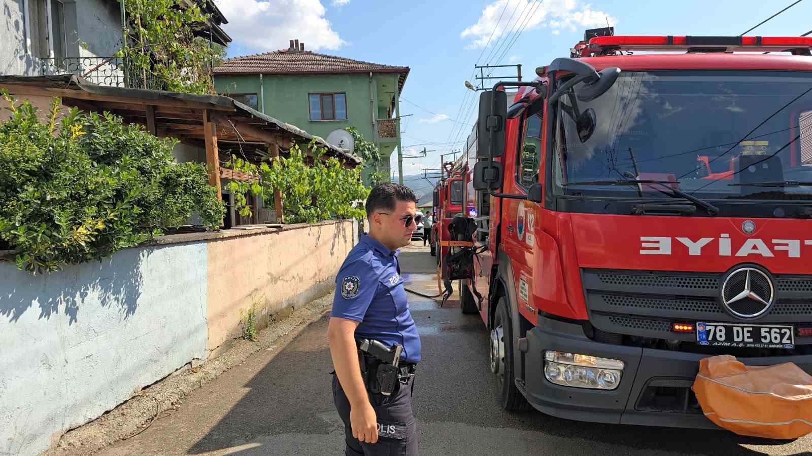 KARABÜK'TE ELEKTRİKLİ BATTANİYEDEN DOLAYI ÇIKAN YANGINDA EV KULLANILMAZ HALE GELİRKEN,