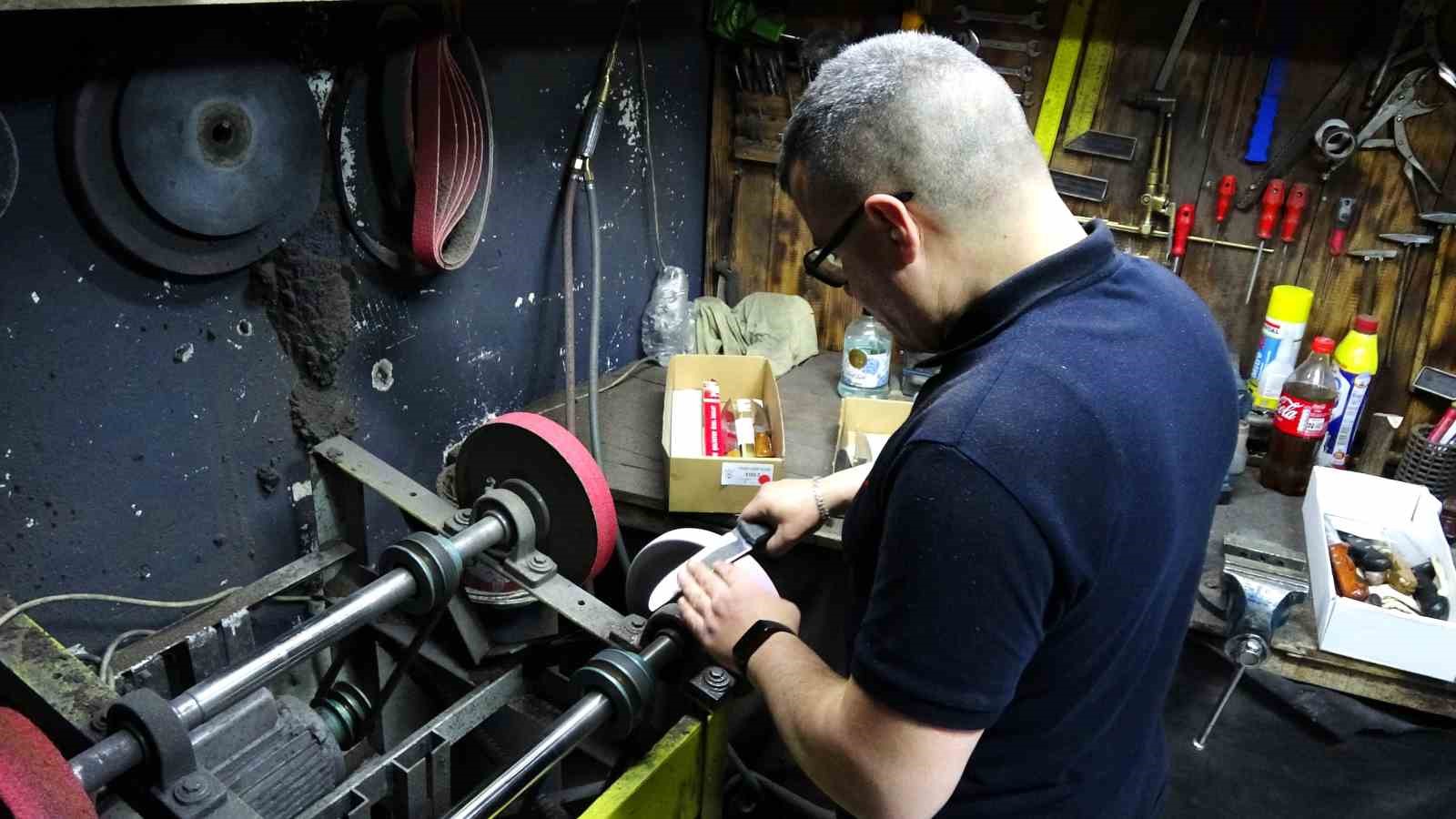 Karabük’te bıçak bileyicilerinde Kurban Bayramı mesaisi başladı. Bayrama sayılı günler