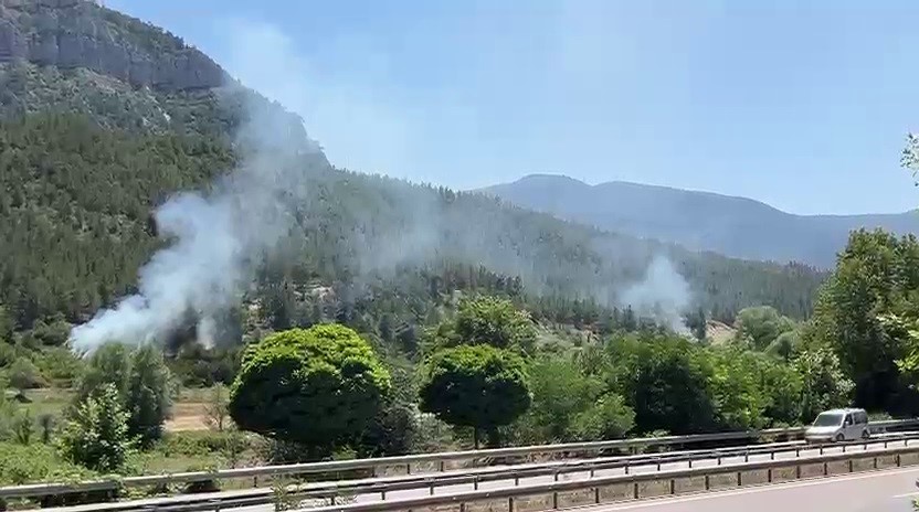 KARABÜK’TE ORMANLIK ALANLARDA ÇIKAN ÖRTÜ YANGINLARI İTFAİYE VE ORMAN EKİPLERİNİN