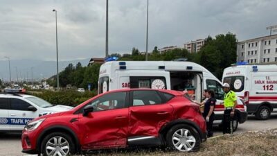 KARABÜK'TE KAVŞAKTA İKİ OTOMOBİLİN ÇARPIŞTIĞI KAZADA 3 KİŞİ YARALANDI.