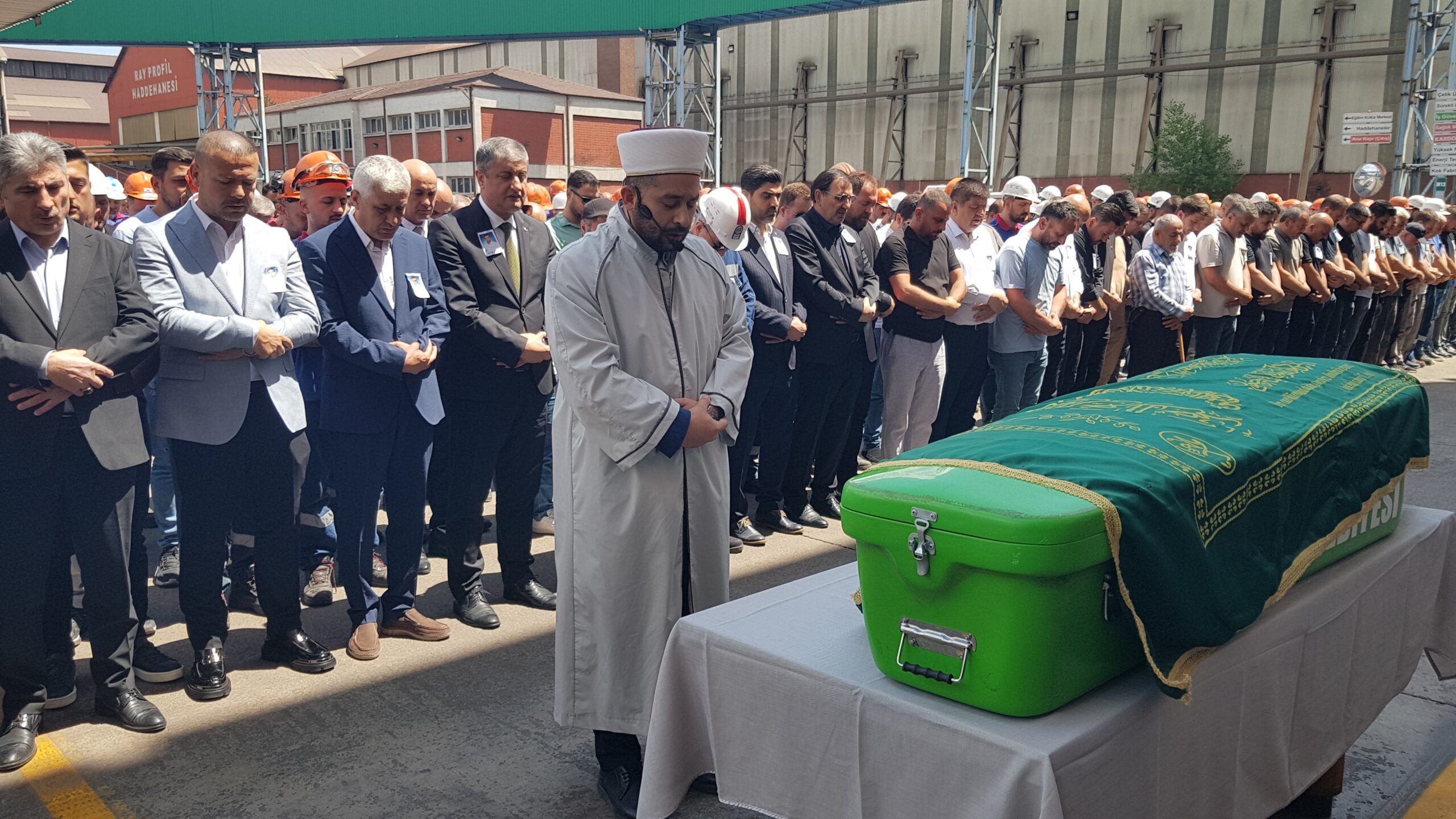 Oksijen tankı patlamasında ölen işçi son yolculuğuna uğurlandı Karabük'te oksijen tankı patlamasında hayatını kaybeden 31 yaşındaki Fatih Tetik,