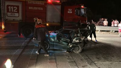 Karabük'ün Safranbolu ilçesinde iki otomobilin çarpışması sonucu meydana gelen kazada