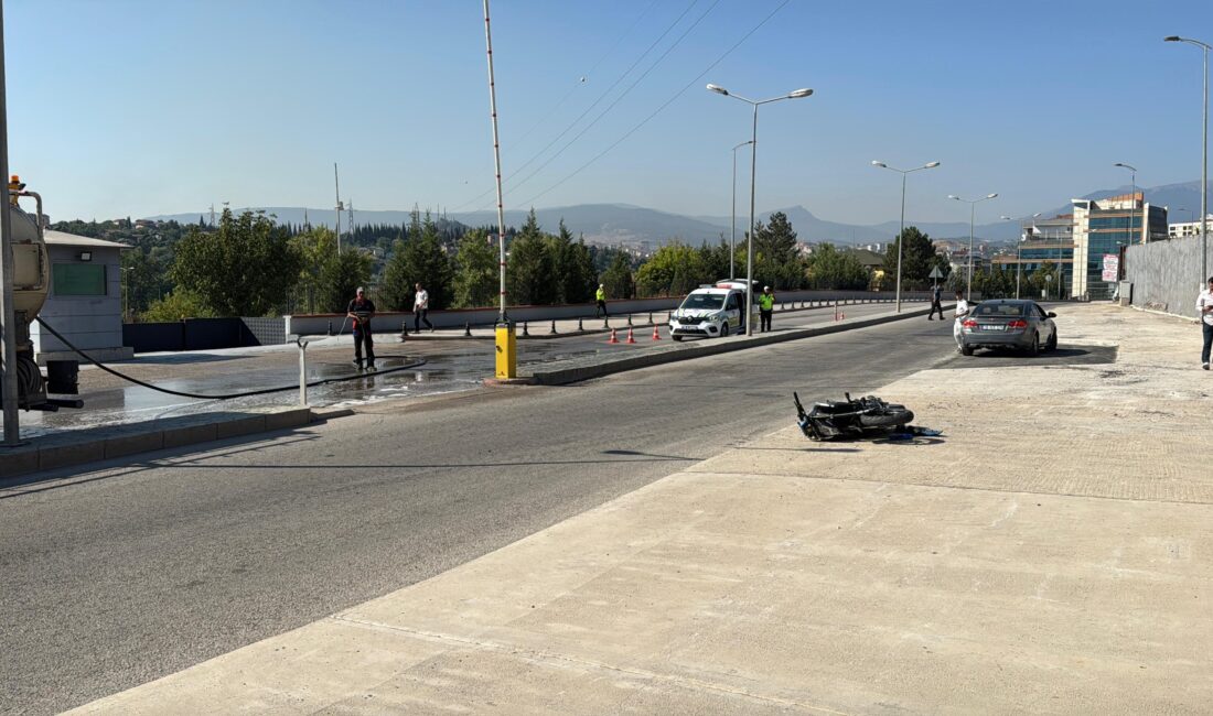 KARABÜK'TE OTOMOBİLE ÇARPAN MOTOSİKLETTEKİ 2 KİŞİ AĞIR YARALANDI.