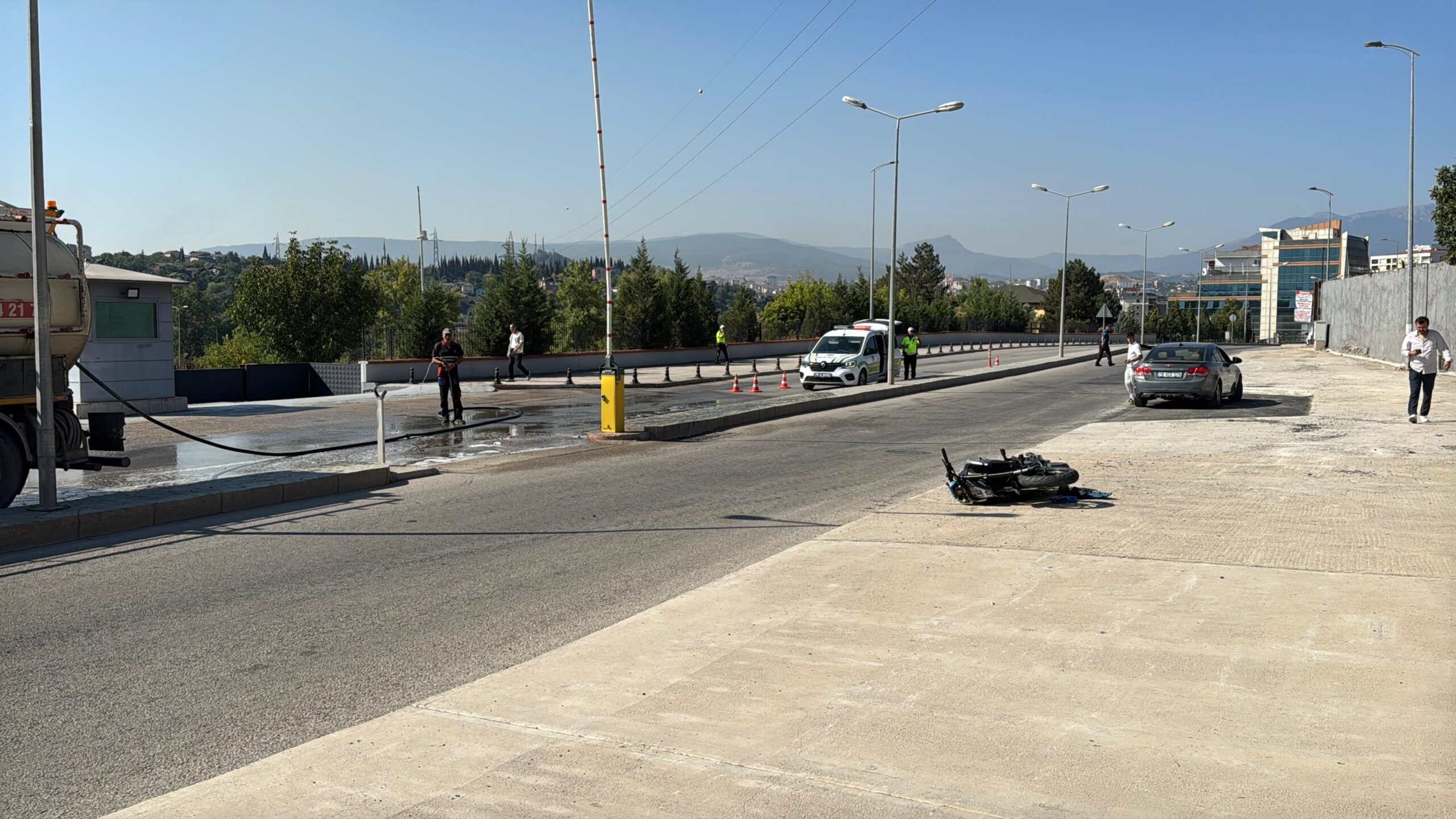 KARABÜK'TE OTOMOBİLE ÇARPAN MOTOSİKLETTEKİ 2 KİŞİ AĞIR YARALANDI.