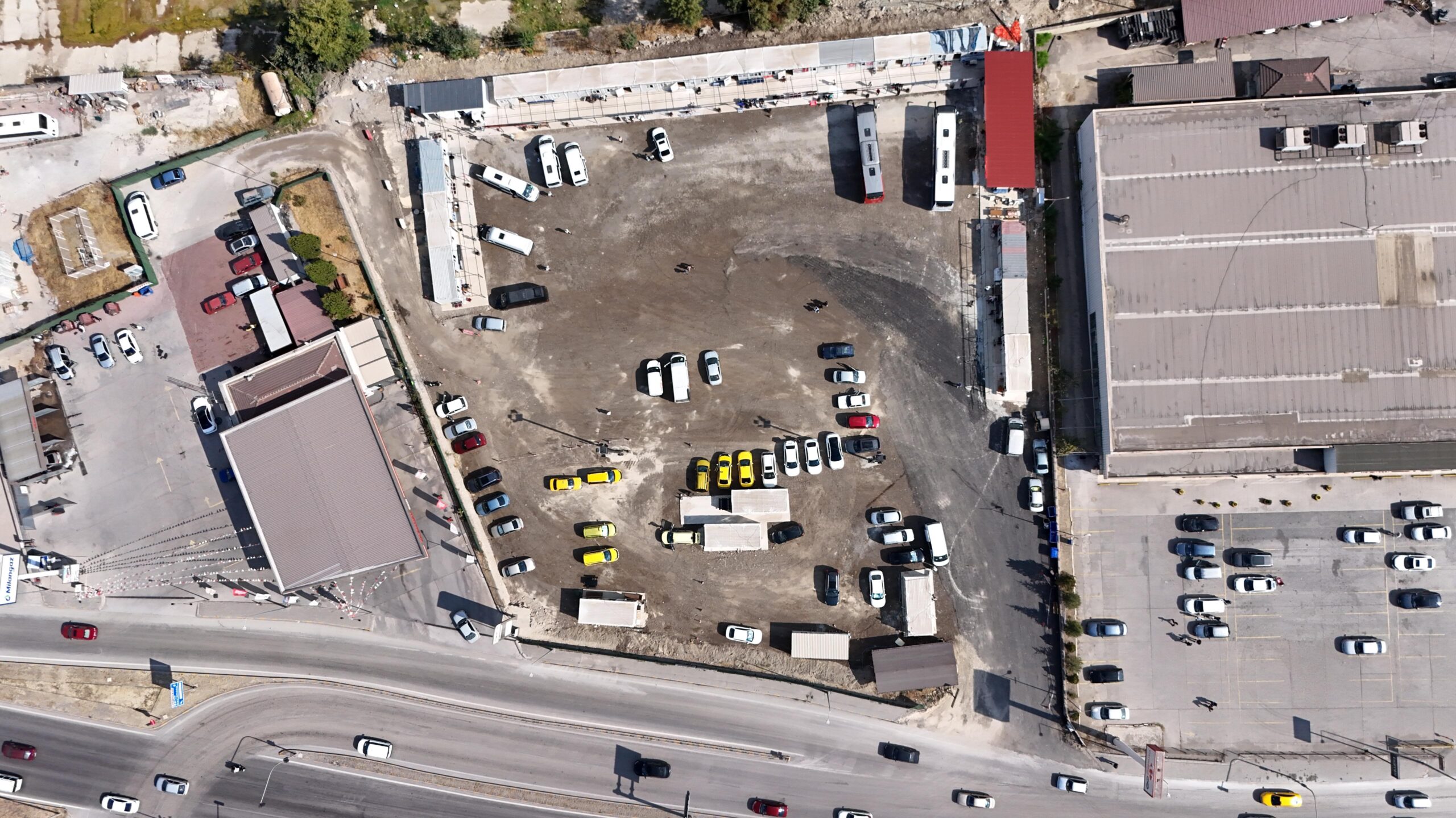 KARABÜK BELEDİYESİ, ŞEHİRLERARASI OTOBÜS TERMİNALİNDE BAŞLATTIĞI YENİLEME ÇALIŞMALARI KAPSAMINDA YOLCULARIN