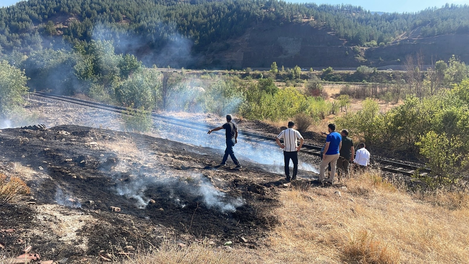 AŞAĞIKIZILCAÖREN KÖYÜ MEVKİSİNDE KURU OTLARDA ÇIKAN YANGININI FARK EDEN AK