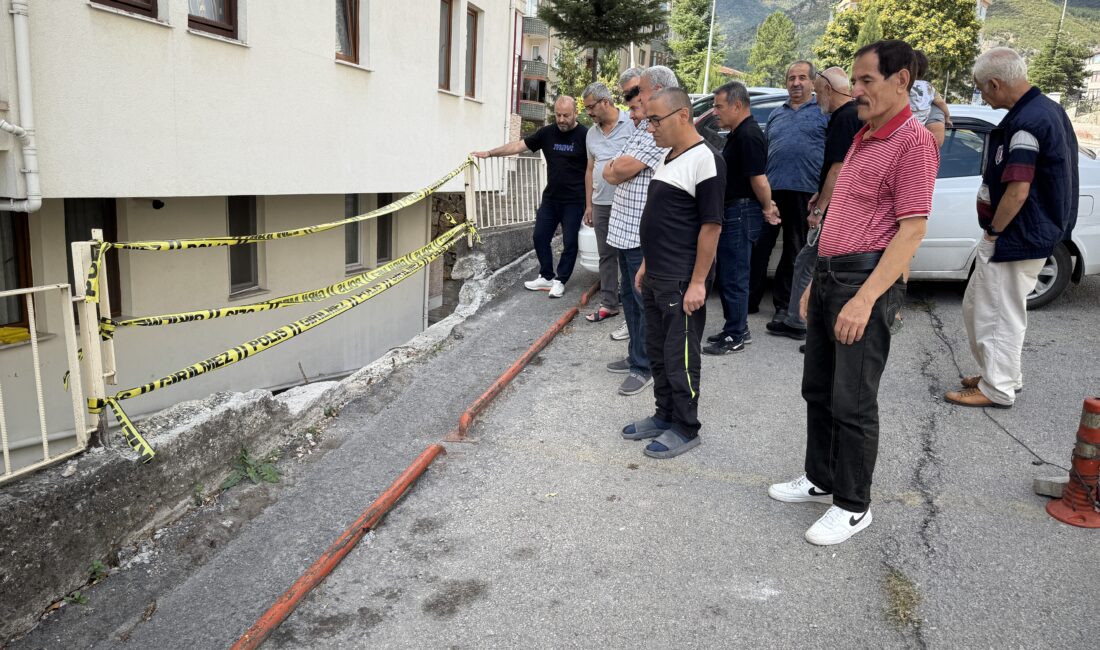 KARABÜK'TE YOL ZEMİNİNDE OLUŞAN ÇATLAKLIKLARIN İSTİNAT DUVARINA ZARAR VERMESİ NEDENİYLE
