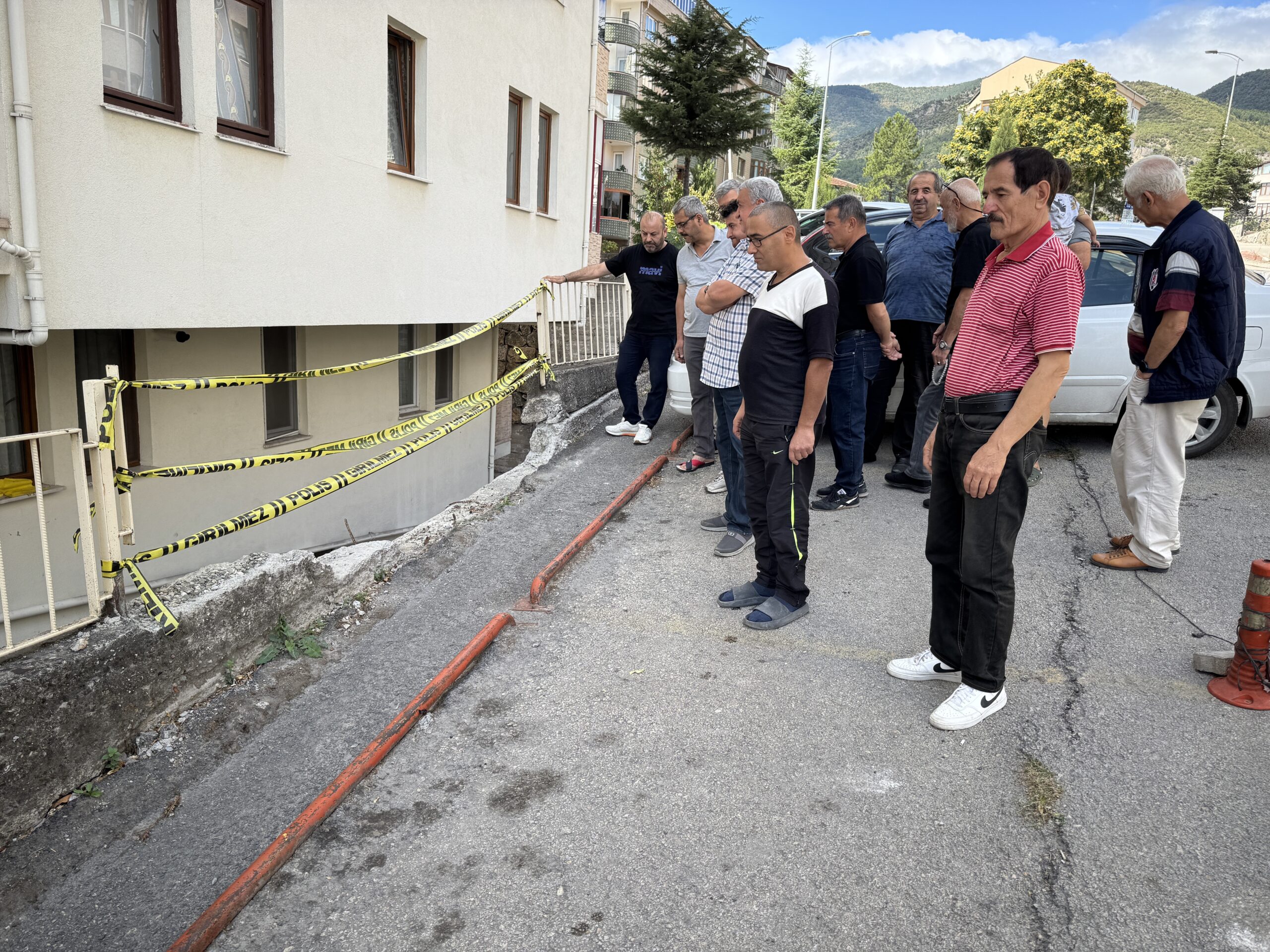 KARABÜK'TE YOL ZEMİNİNDE OLUŞAN ÇATLAKLIKLARIN İSTİNAT DUVARINA ZARAR VERMESİ NEDENİYLE