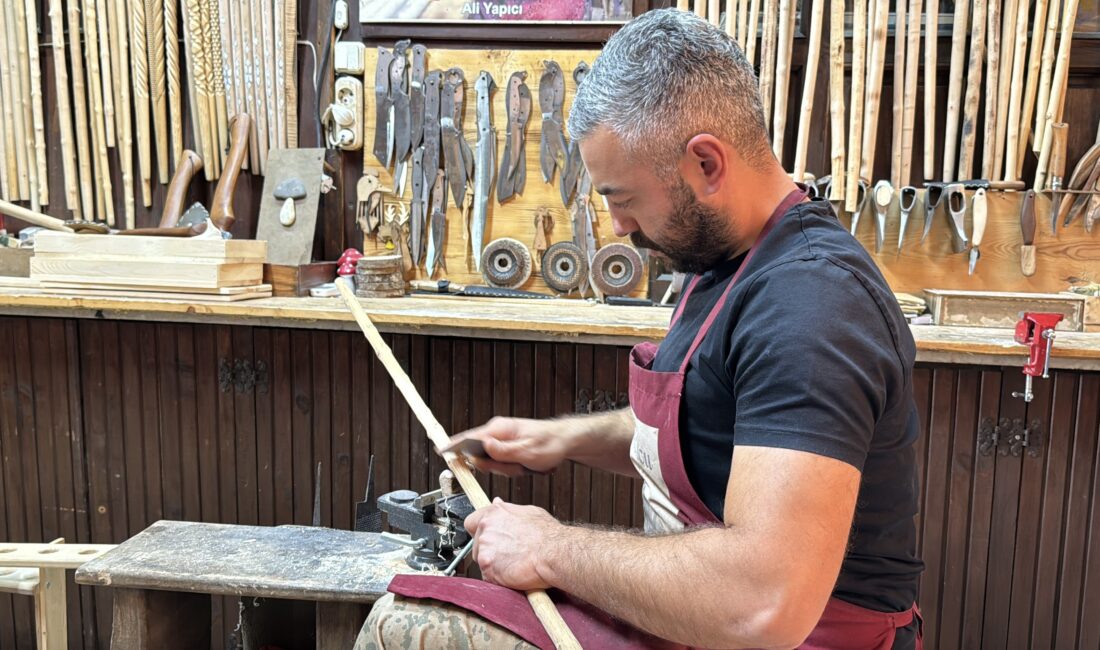 KARABÜK’ÜN SAFRANBOLU İLÇESİNDE YAŞAYAN ALİ YAPICI (38), BABASINDAN ÖĞRENDİĞİ BASTONCULUK