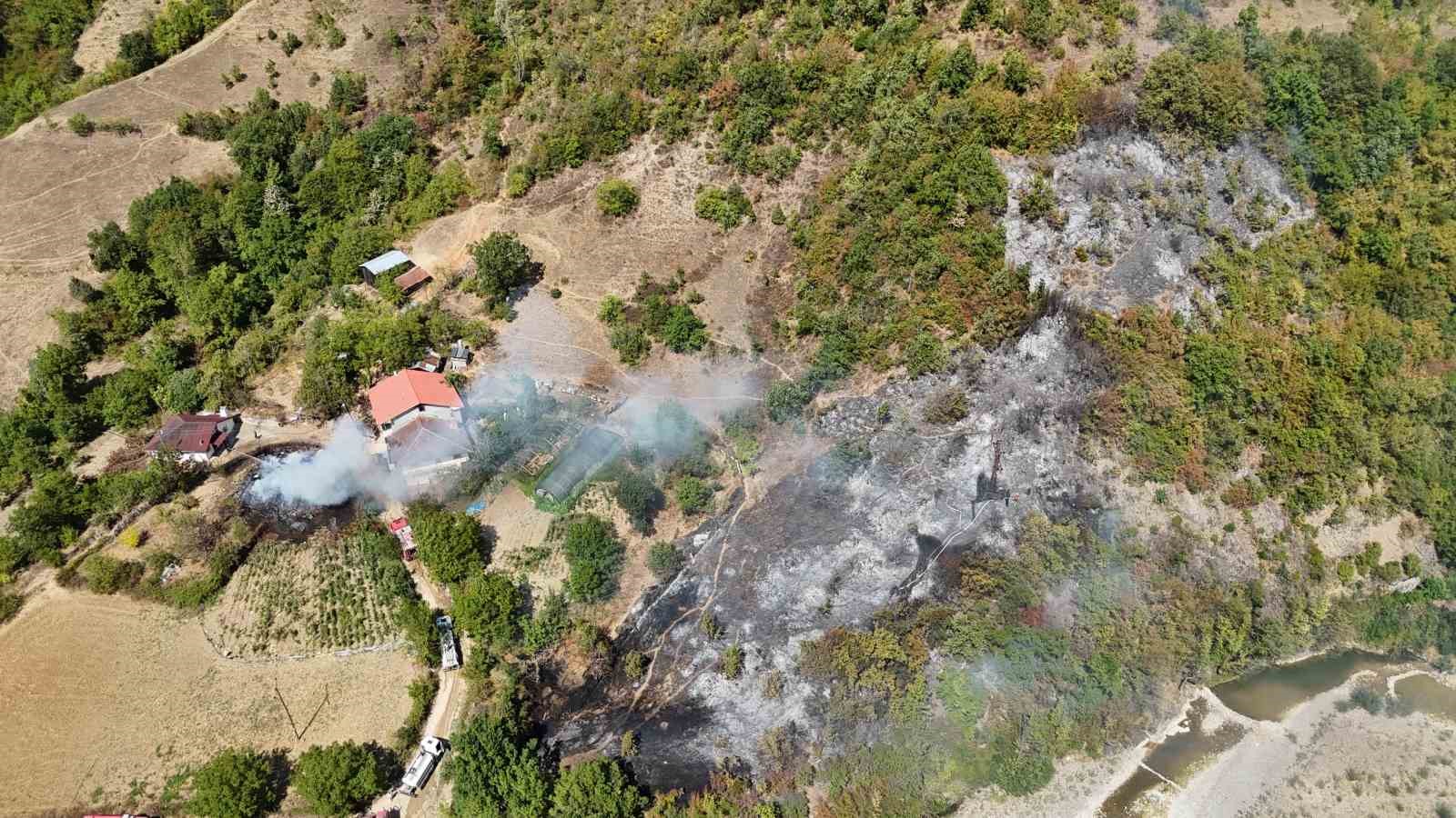 KARABÜK’ÜN SAFRANBOLU İLÇESİNDE AHŞAP EVDEN ÇIKARAK ORMANLIK ALANA SIÇRAYAN YANGIN