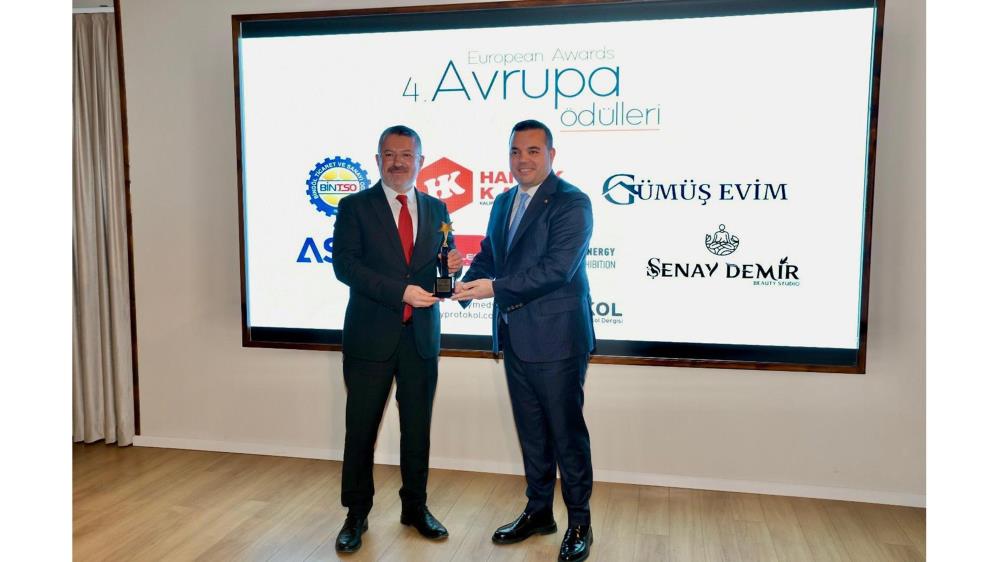 Rektör Kırışık, “Sosyalfest Yılın En Başarılı Projesi” ödülünü aldı Karabük Üniversitesinin öncülüğünde düzenlenen Türkiye’nin ilk sosyal bilimler festivali Sosyalfest,
