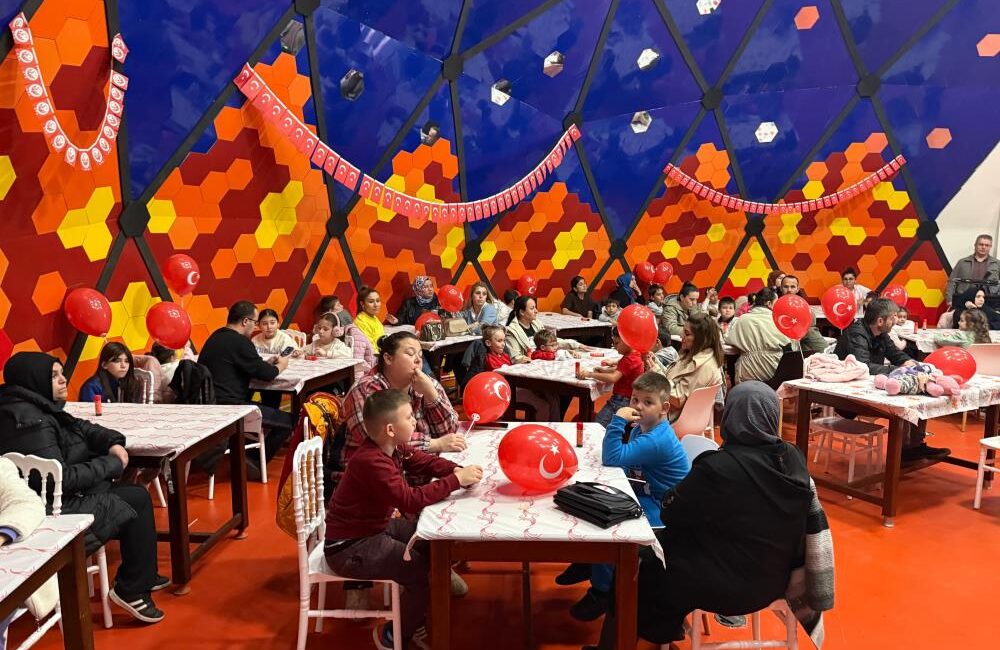 Cumhuriyet coşkusu aile atölyesinde yaşandı Karabük Belediyesi, Cumhuriyet’in 102. yılı dolayısıyla "Cumhuriyet Bayramı Aile Atölyesi"