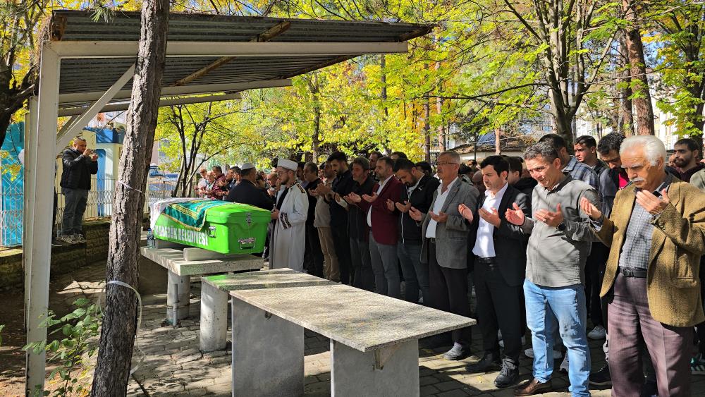 Gazetecilik mezunu genç kız son yolculuğuna uğurlandı Karabük'ün Safranbolu ilçesinde meydana gelen motosiklet kazasında hayatını kaybeden 22