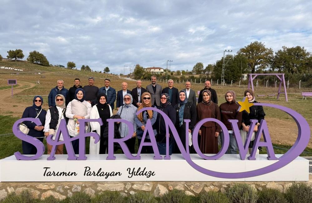 Eski Tarım Bakanı Mehdi Eker safran hasadı yaptı Eski Gıda, Tarım ve Hayvancılık Bakanı Mehdi Eker, Karabük'ün Safranbolu