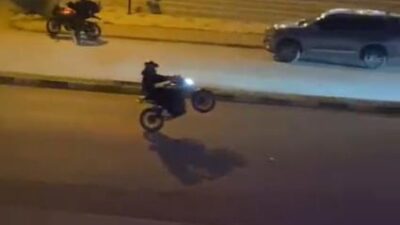 KARABÜK’ÜN SAFRANBOLU İLÇESİNDE MOTOSİKLET SÜRÜCÜLERİNİN TEK TEKER ÜZERİNDE YAPTIKLARI TEHLİKELİ