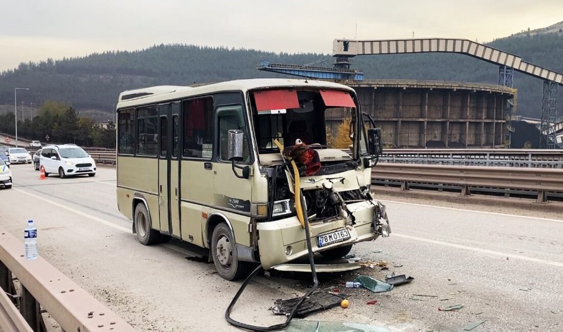 Karabük’te yolcu dolu minibüsün tıra arkadan çarpması sonucu meydana gelen