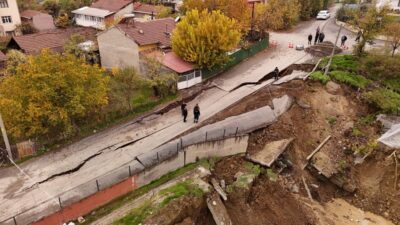 Karabük'te okul inşaatının yanındaki yolda meydana gelen çökme dronla görüntülendi.
