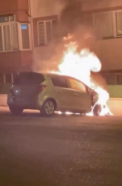 KARABÜK’TE PARK HALİNDEKİ BİR OTOMOBİL, HENÜZ BELİRLENEMEYEN NEDENLE ÇIKAN YANGINDA
