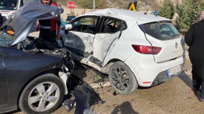 KARABÜK’ÜN ESKİPAZAR İLÇESİNDE İKİ OTOMOBİLİN ÇARPIŞMASI SONUCU 7 KİŞİ YARALANDI.