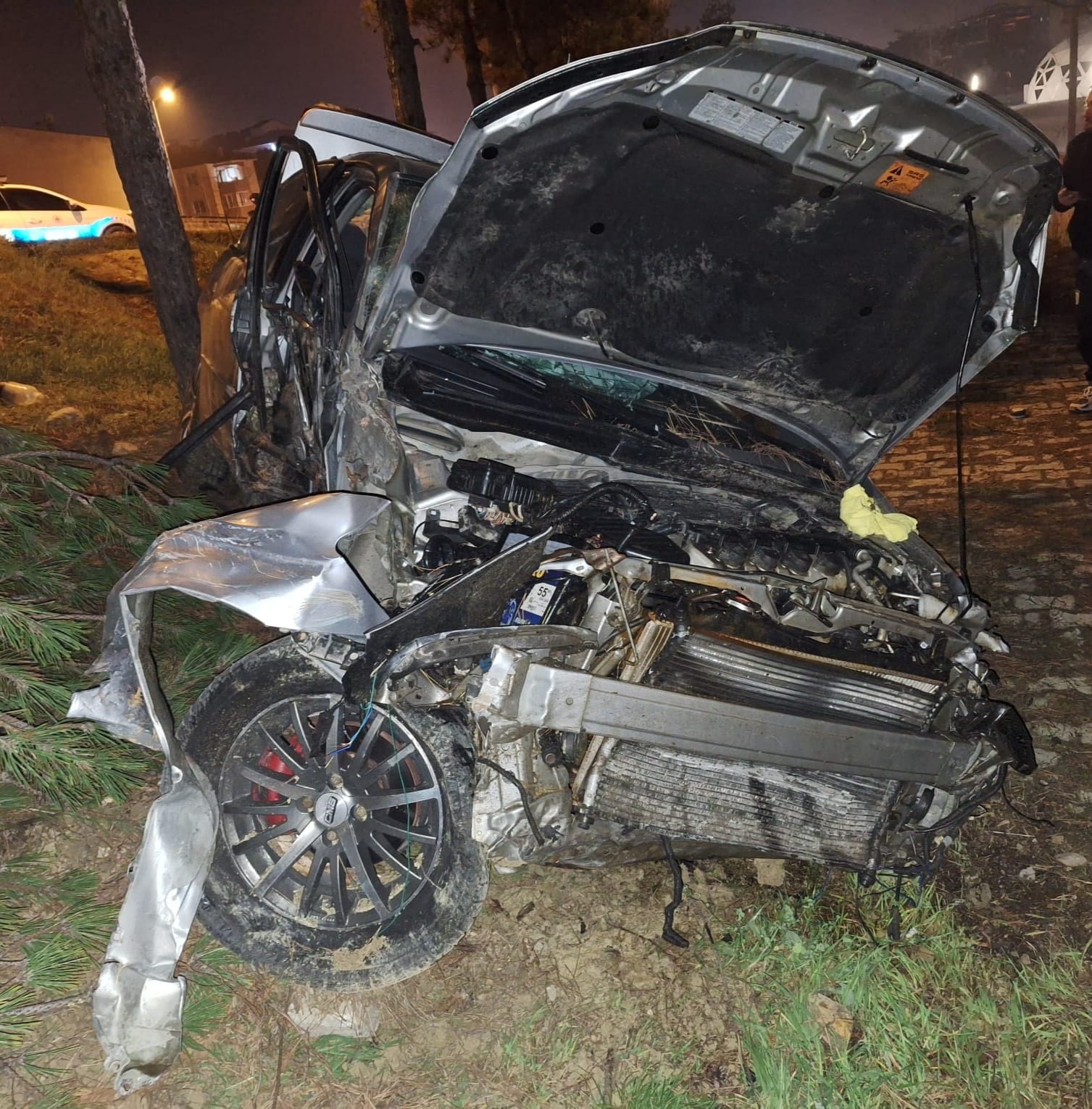 KARABÜK’TE SÜRÜCÜSÜNÜN KONTROLÜNÜ KAYBETTİĞİ OTOMOBİL KALDIRIMA ÇIKIP  ÖNCE DUVARA