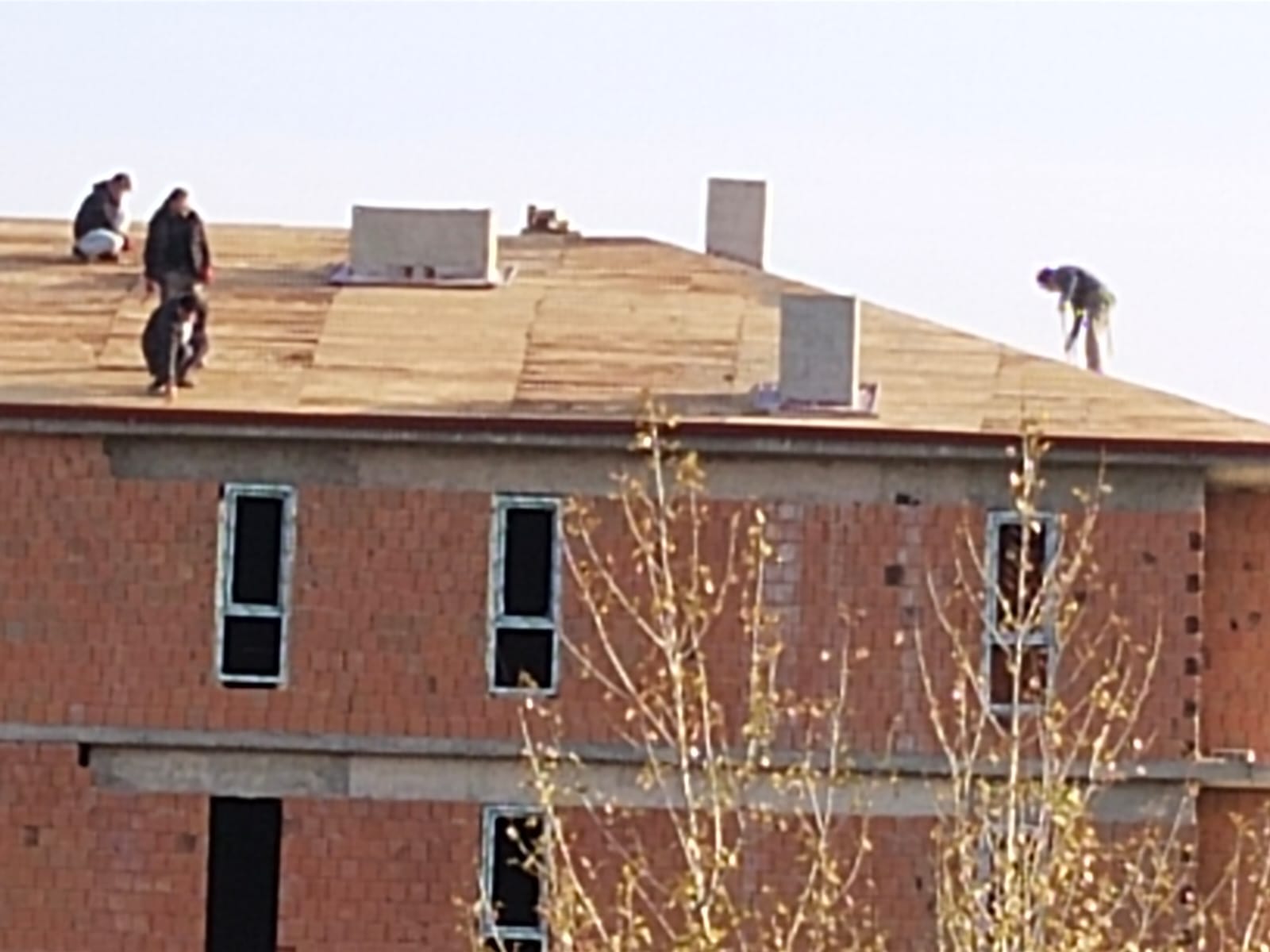 KARABÜK'TE 6 KATLI BİR İNŞAATIN ÇATISINDA İŞÇİLERİN HERHANGİ BİR GÜVENLİK