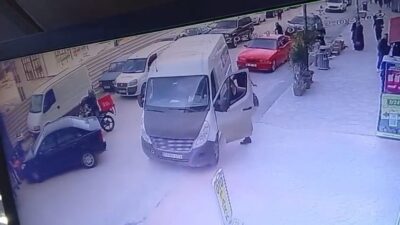 Karabük’te el freni çekilmeyen kamyonet geri geri hareket etmeye başlayınca,