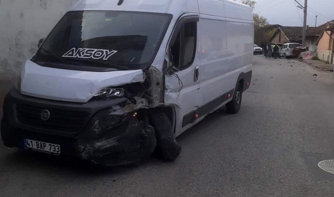 KARABÜK'TE MİNİBÜSLE HAFİF TİCARİ ARACIN ÇARPIŞTIĞI KAZADA 2 KİŞİ YARALANDI.