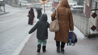 Karabük'te etkili olan kar yağışı nedeniyle okullar pazartesi günü tatil