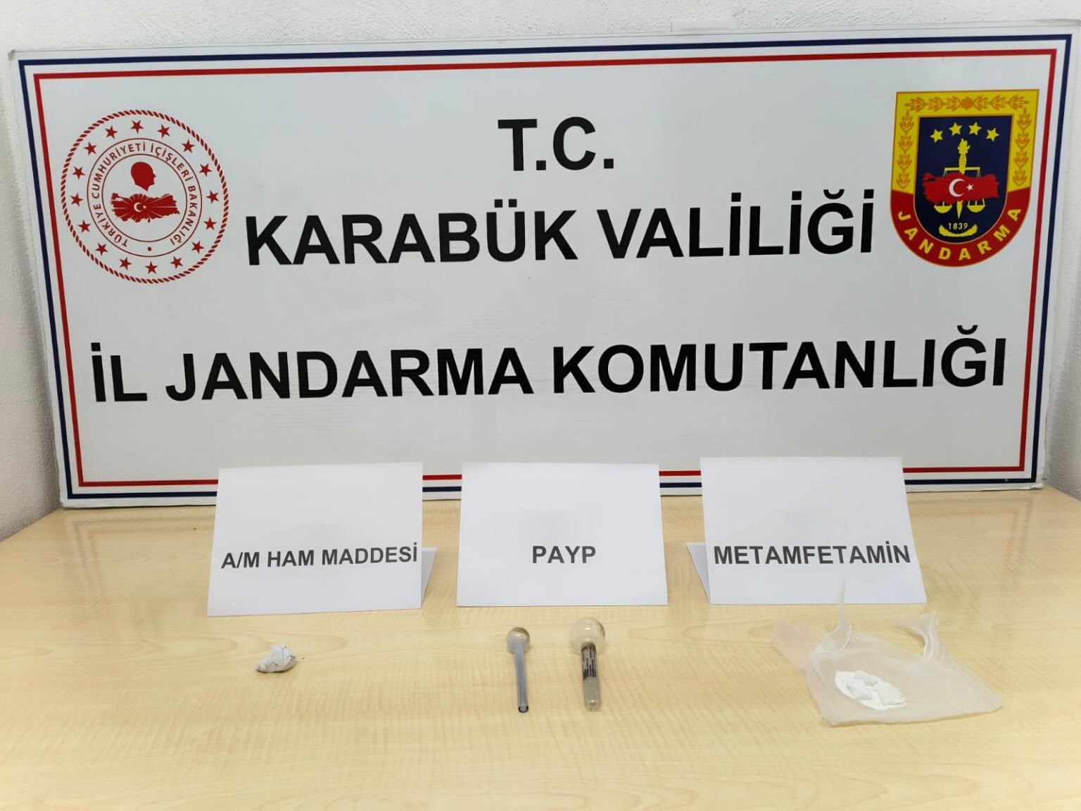 Karabük’te jandarma ekiplerince düzenlenen uyuşturucu operasyonlarında çeşitli türlerde uyuşturucu madde