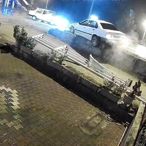 KARABÜK'TE YAĞIŞLI HAVANIN ETKİSİ İLE YOLDA ÇIKARAK KAYAN BİR OTOMOBİL