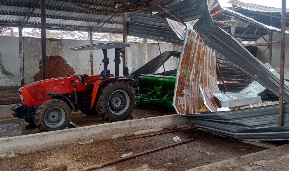 KARABÜK'TE ETKİLİ OLAN KAR YAĞIŞI NEDENİYLE BİR MANDIRANIN ÇATISI ÇÖKERKEN,