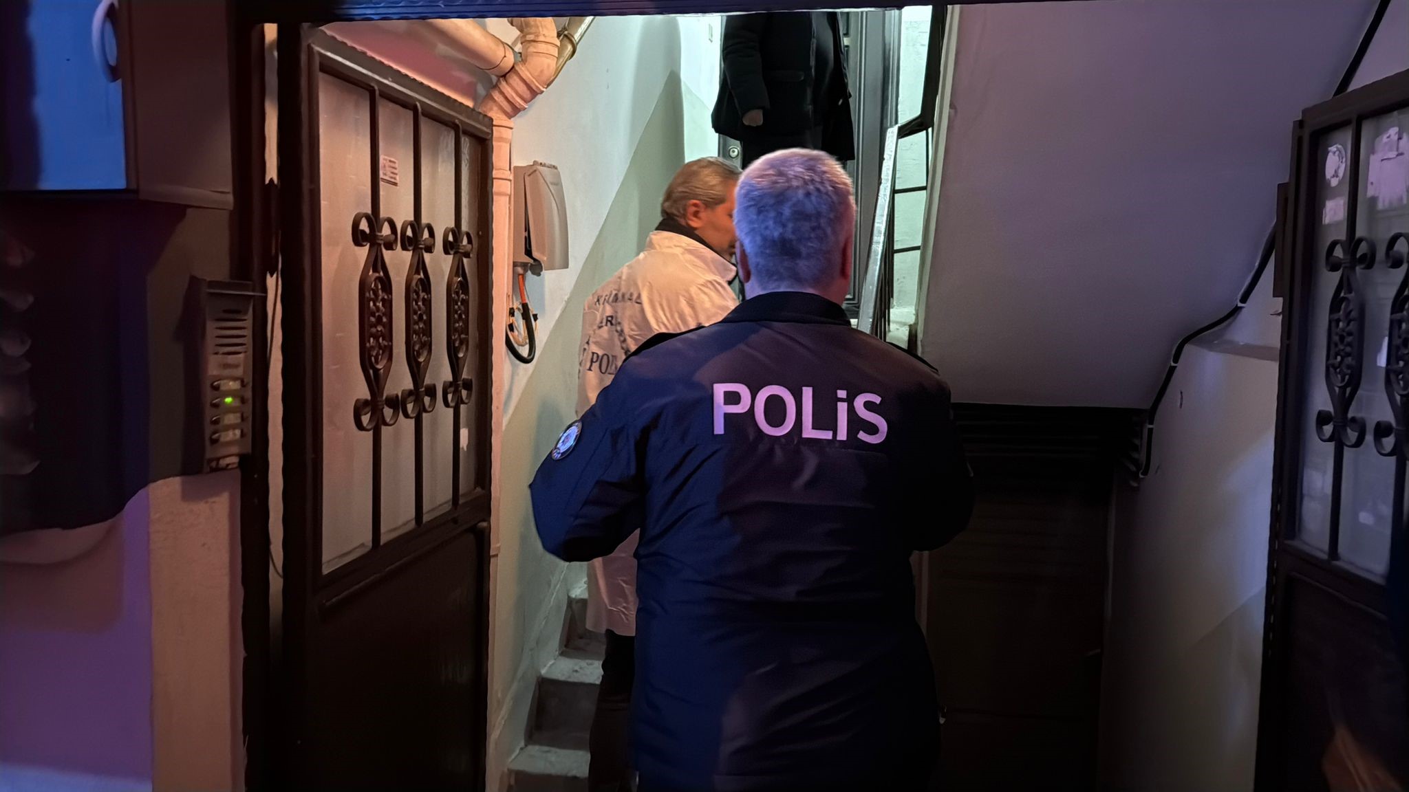 KARABÜK’TE 77 YAŞINDAKİ HASAN KAPLAN, YAŞADIĞI APARTMANIN MERDİVEN BOŞLUĞUNDA KOMŞUSU