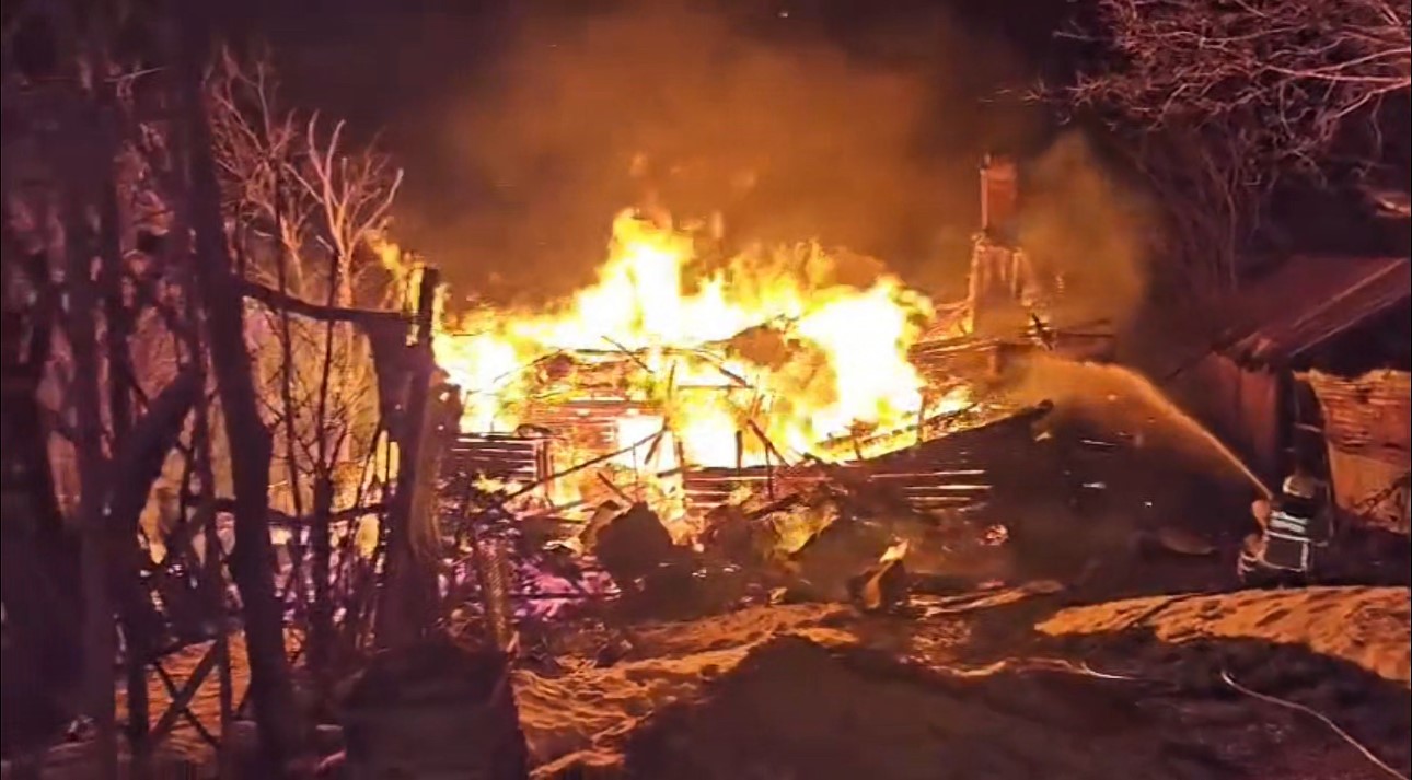 SAFRANBOLU İLÇESİNDE ÇIKAN YANGINDA ALEVLERE TESLİM OLAN İKİ KATLI AHŞAP