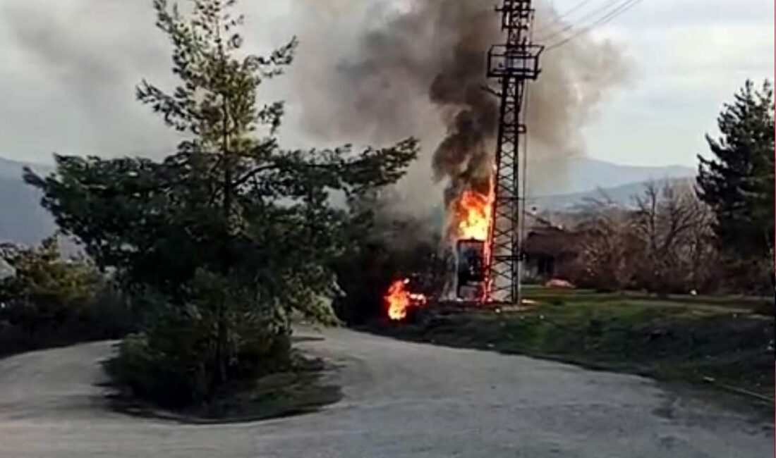 KARABÜK’TE PATLAYAN ELEKTRİK TRAFOSUNDA ÇIKAN YANGIN İTFAİYE EKİPLERİNCE SÖNDÜRÜLDÜ