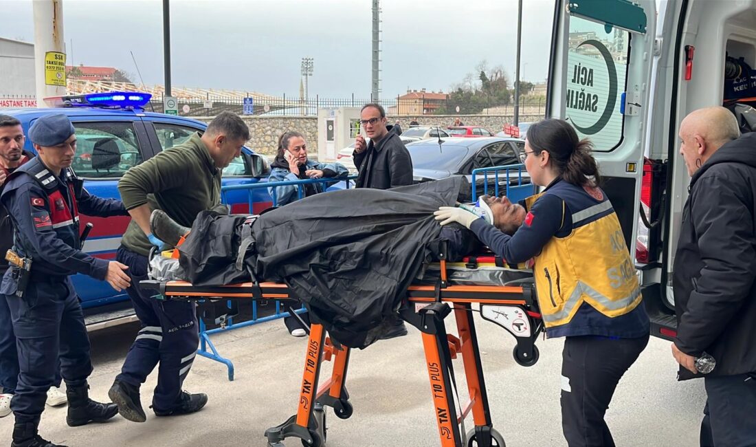 YARALI OLARAK KURTARILAN MADEN İŞÇİSİ İSMET KABUK AMBULANSLA ATATÜRK DEVLET