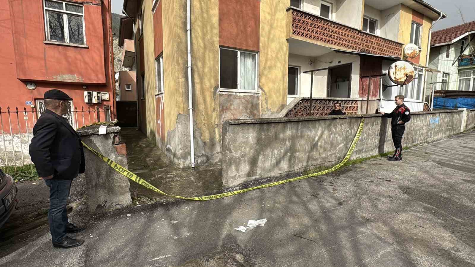 KARABÜK’TE SOBADAN SIZAN KARBONMONOKSİT GAZINDAN ETKİLENEN KARI KOCA HASTANEYE KALDIRILDI.