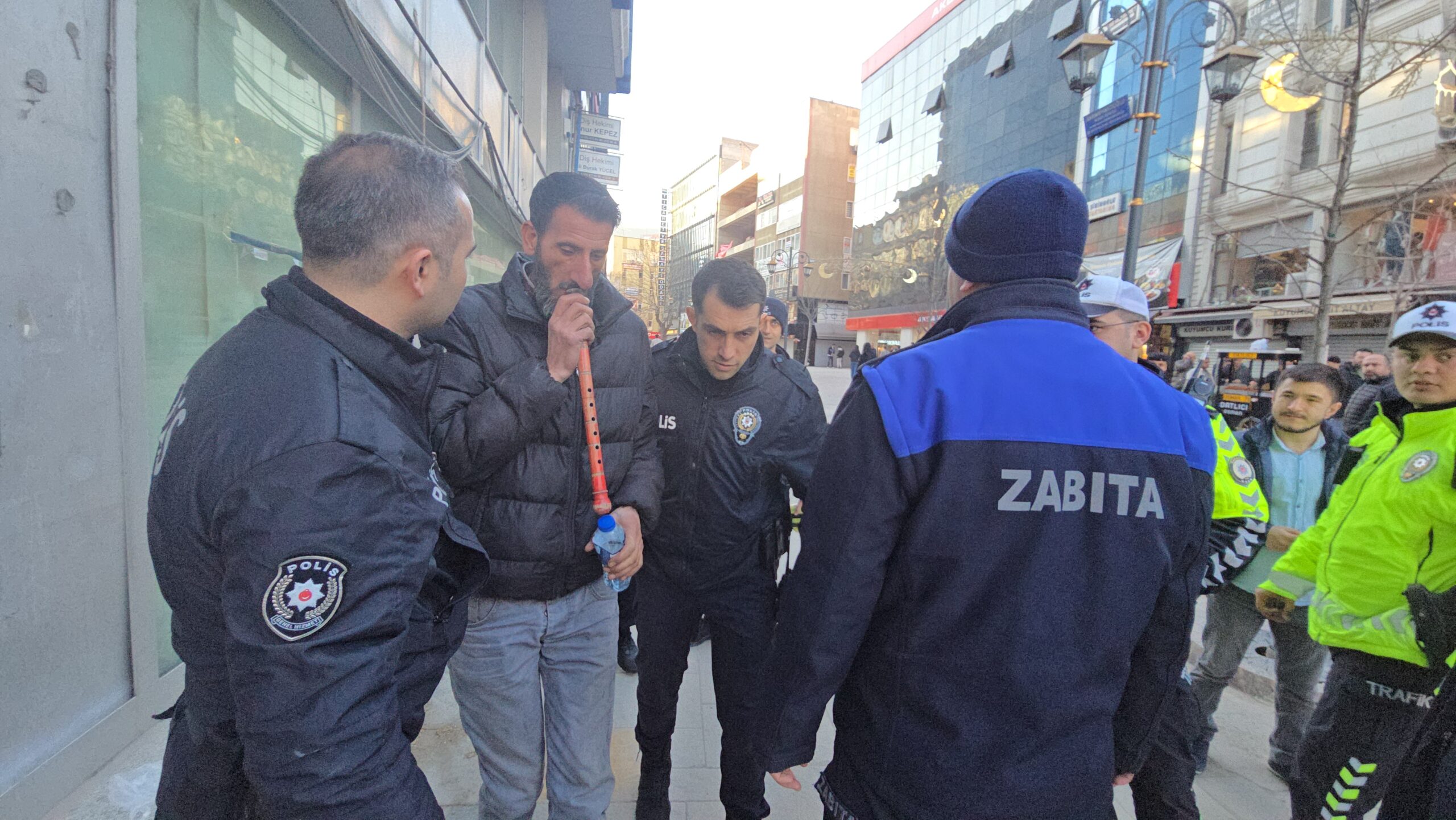 KARABÜK’ÜN EN İŞLEK NOKTALARINDAN BİRİ OLAN KEMAL GÜNEŞ CADDESİ’NDE ELİNDEKİ