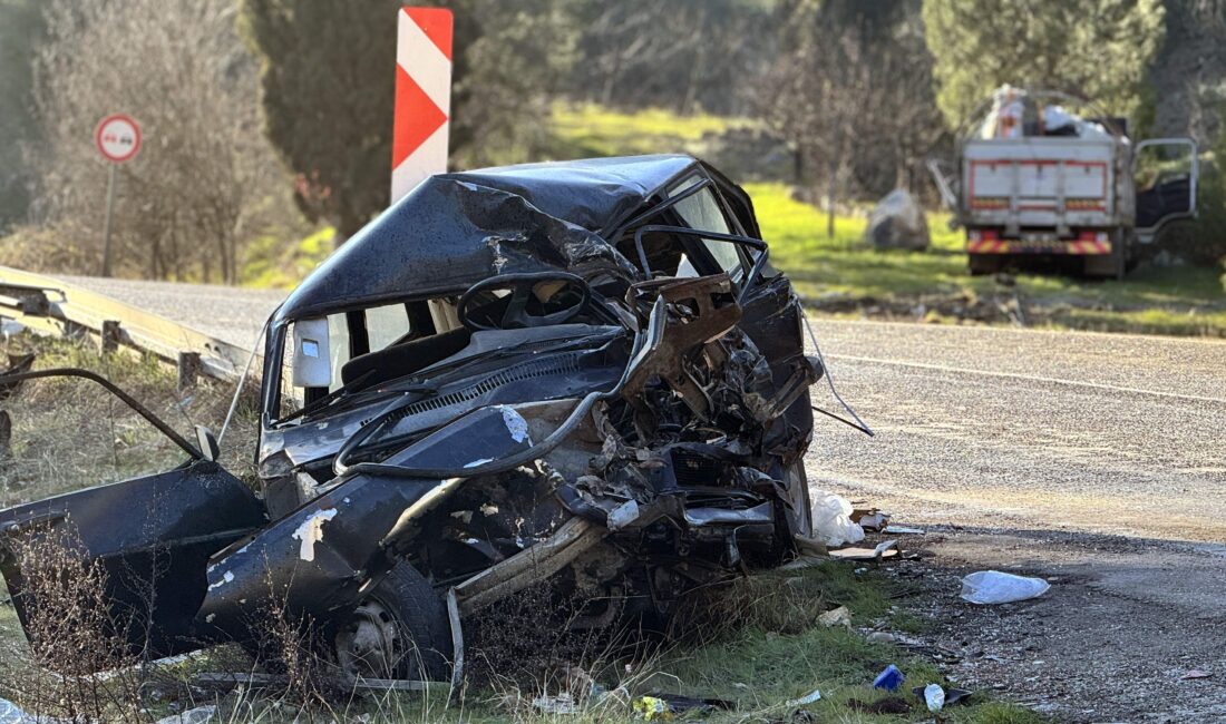 Karabük’te otomobil ile kamyonun çarpışması sonucu meydana gelen kazada 2