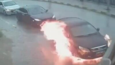 Safranbolu ilçesinde trafikte bekleyen bir otomobil, motor kısmında çıkan yangın