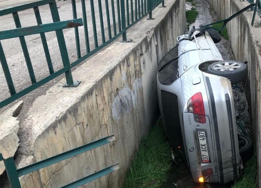 Karabük'te alkollü ve ehliyetsiz sürücünün kullandığı otomobilin park halindeki araçlara