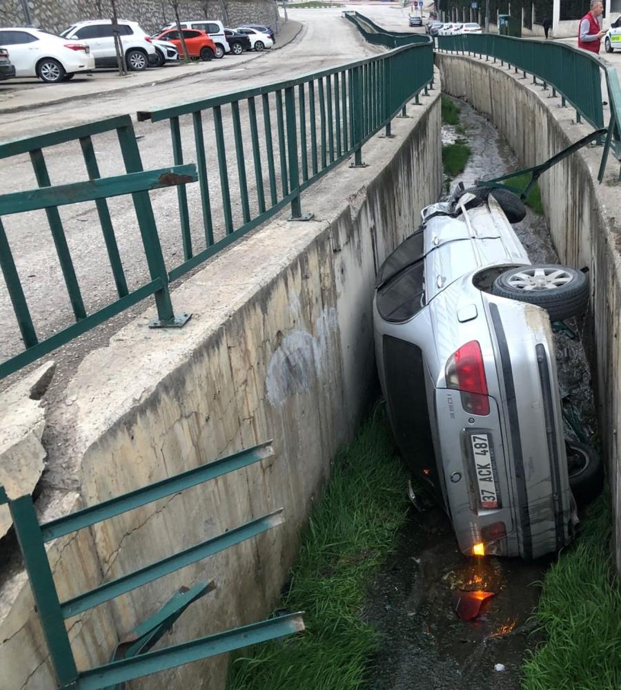 Karabük'te alkollü ve ehliyetsiz sürücünün kullandığı otomobilin park halindeki araçlara