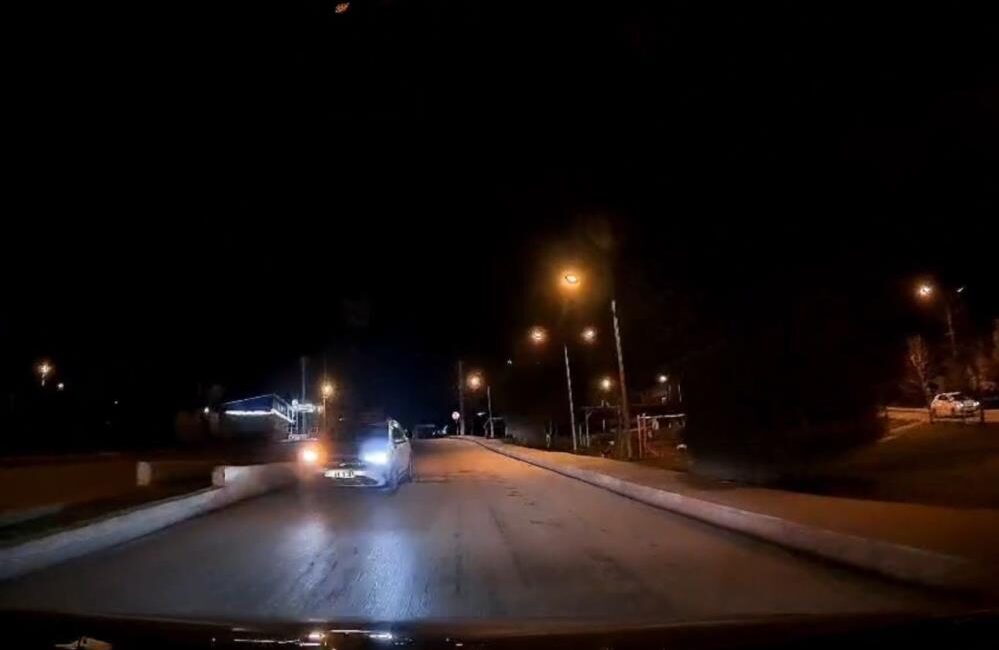 Karabük’te ters yönde ilerleyen bir otomobilin trafiği tehlikeye düşürdüğü anlar