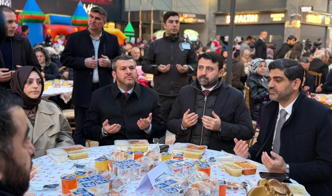 KARABÜK BELEDİYESİ TARAFINDAN KEMAL GÜNEŞ CADDESİ’NDE DÜZENLENEN İFTAR PROGRAMI, YOĞUN