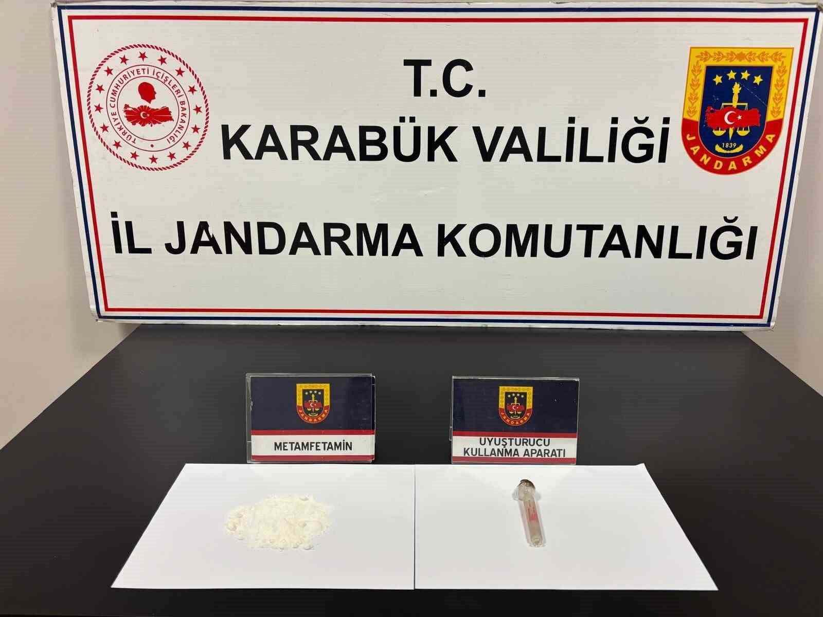 KARABÜK’TE JANDARMA EKİPLERİNCE DÜZENLENEN İKİ AYRI OPERASYONDA 3 ŞÜPHELİ YAKALANDI.