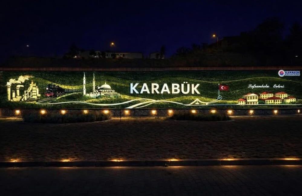 Karabük Belediyesi, şehir girişlerinde cephe iyileştirme ve peyzaj çalışmalarına başladı.