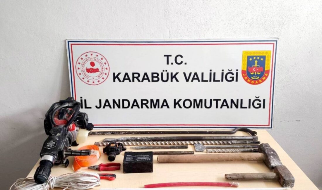Karabük’te jandarma ekiplerince düzenlenen operasyonlarda uyuşturucu madde ele geçirilirken, izinsiz