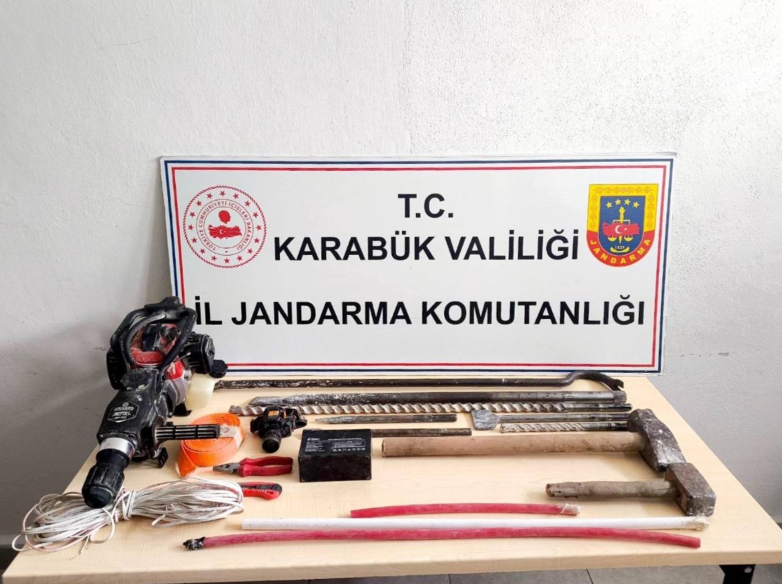 Karabük’te jandarma ekiplerince düzenlenen operasyonlarda uyuşturucu madde ele geçirilirken, izinsiz