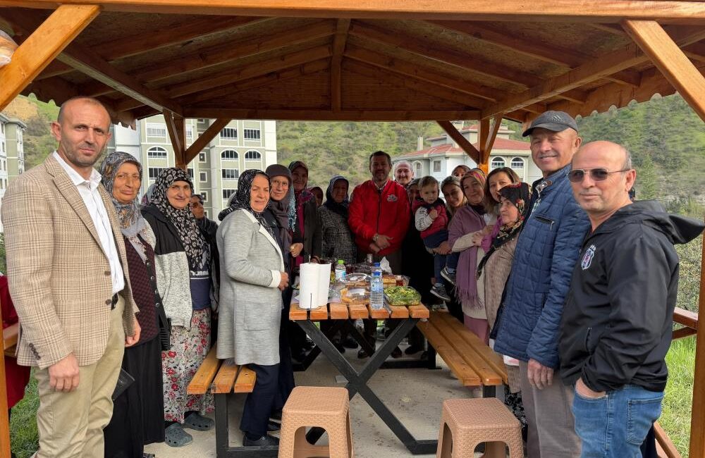 Karabük Belediye Başkanı Özkan Çetinkaya, mahalle ziyaretleri sırasında vatandaşlara verdiği