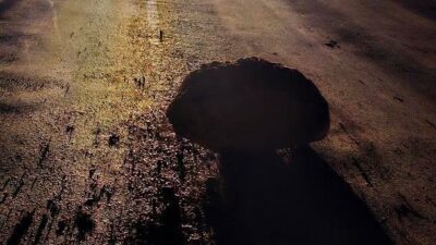 KARABÜK-YENİCE KARA YOLUNDA YAMAÇTAN KOPAN KAYA PARÇALARININ YOLA DÜŞMESİ KISA